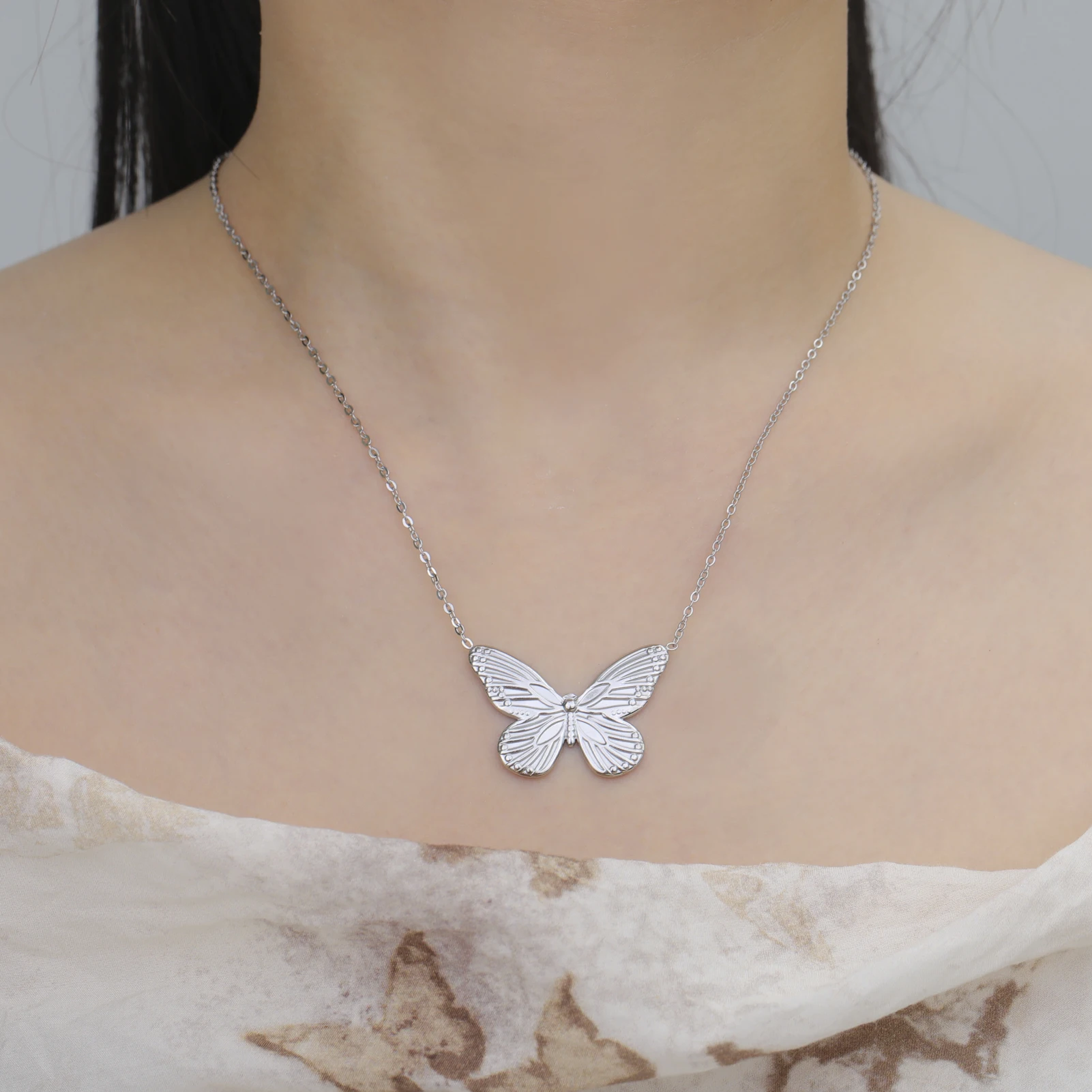 Skyrim Butterfly Pendant Necklace Stainless Steel Gold Color Women's Chain Choker Fashion Animal Jewelry New Year Gift Wholesale
