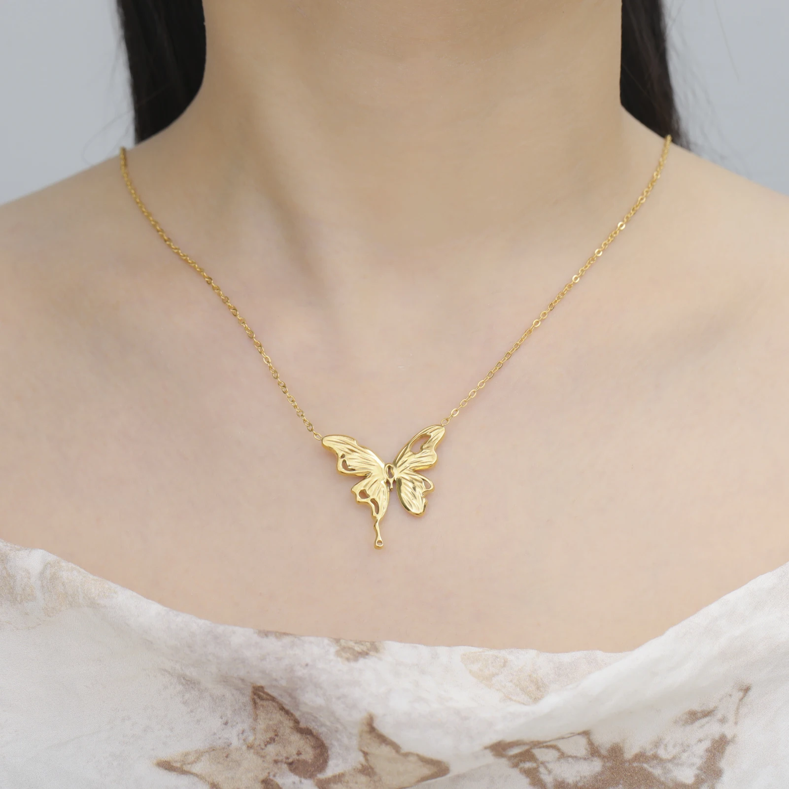 Skyrim Butterfly Pendant Necklace Stainless Steel Gold Color Women's Chain Choker Fashion Animal Jewelry New Year Gift Wholesale