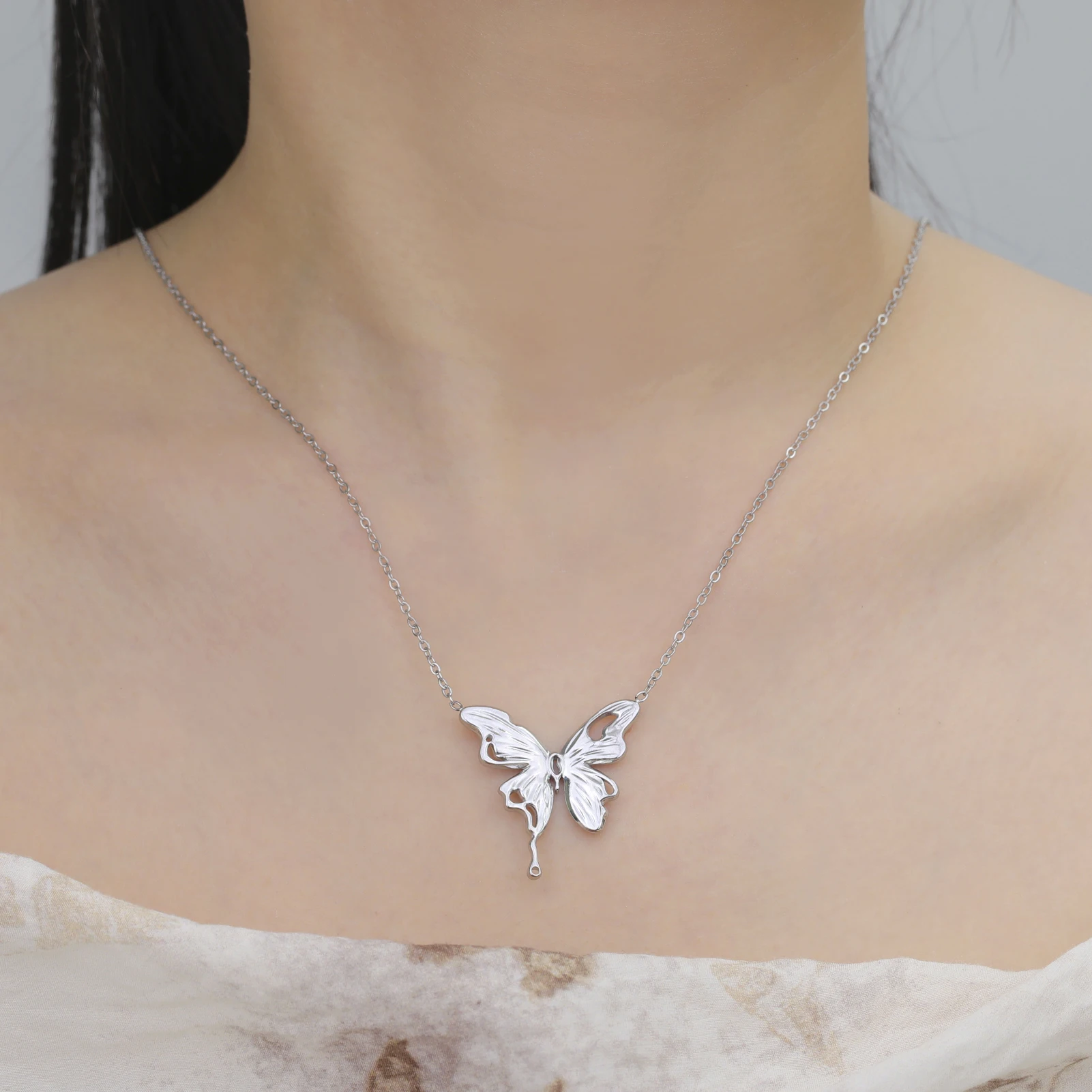 Skyrim Butterfly Pendant Necklace Stainless Steel Gold Color Women's Chain Choker Fashion Animal Jewelry New Year Gift Wholesale