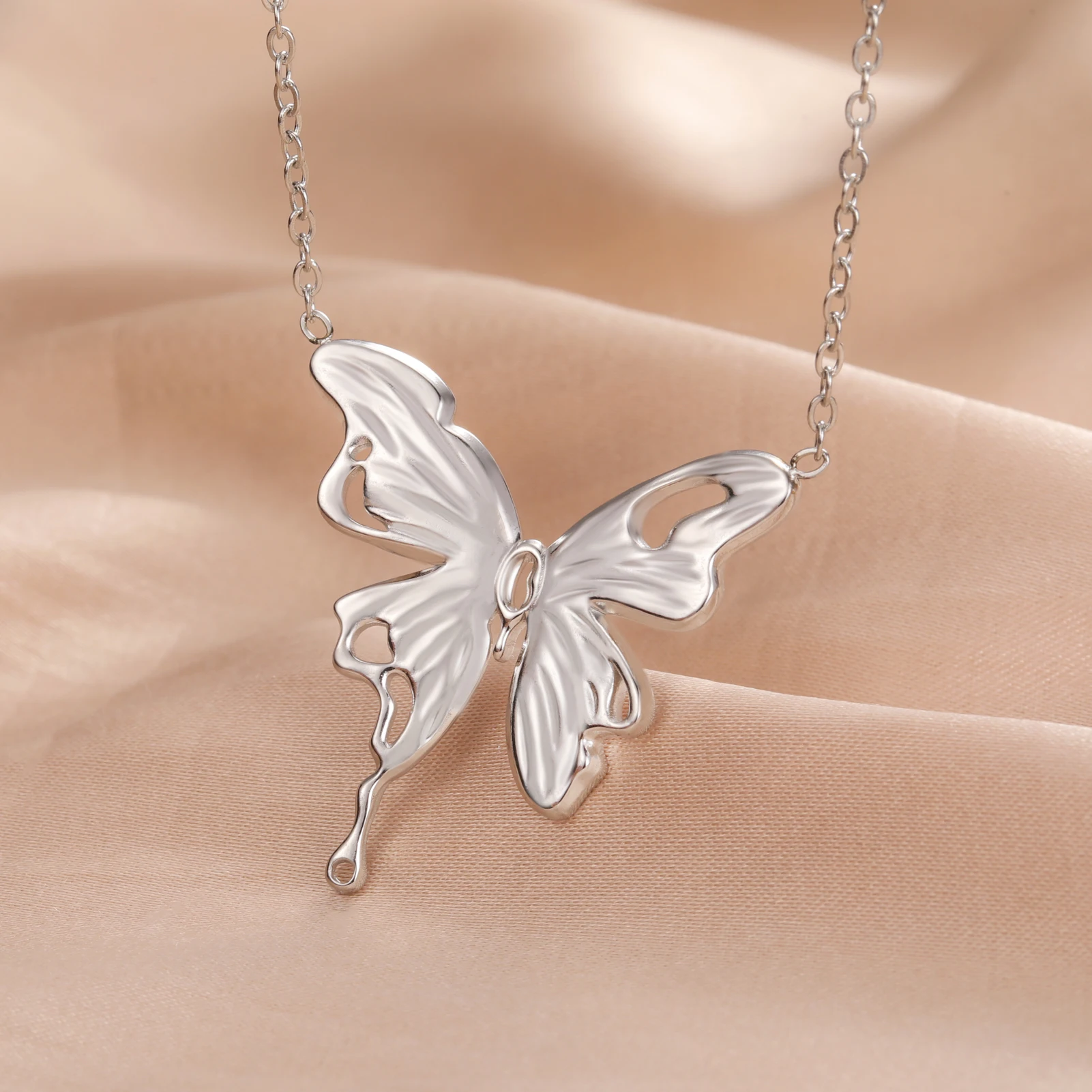 Skyrim Butterfly Pendant Necklace Stainless Steel Gold Color Women's Chain Choker Fashion Animal Jewelry New Year Gift Wholesale