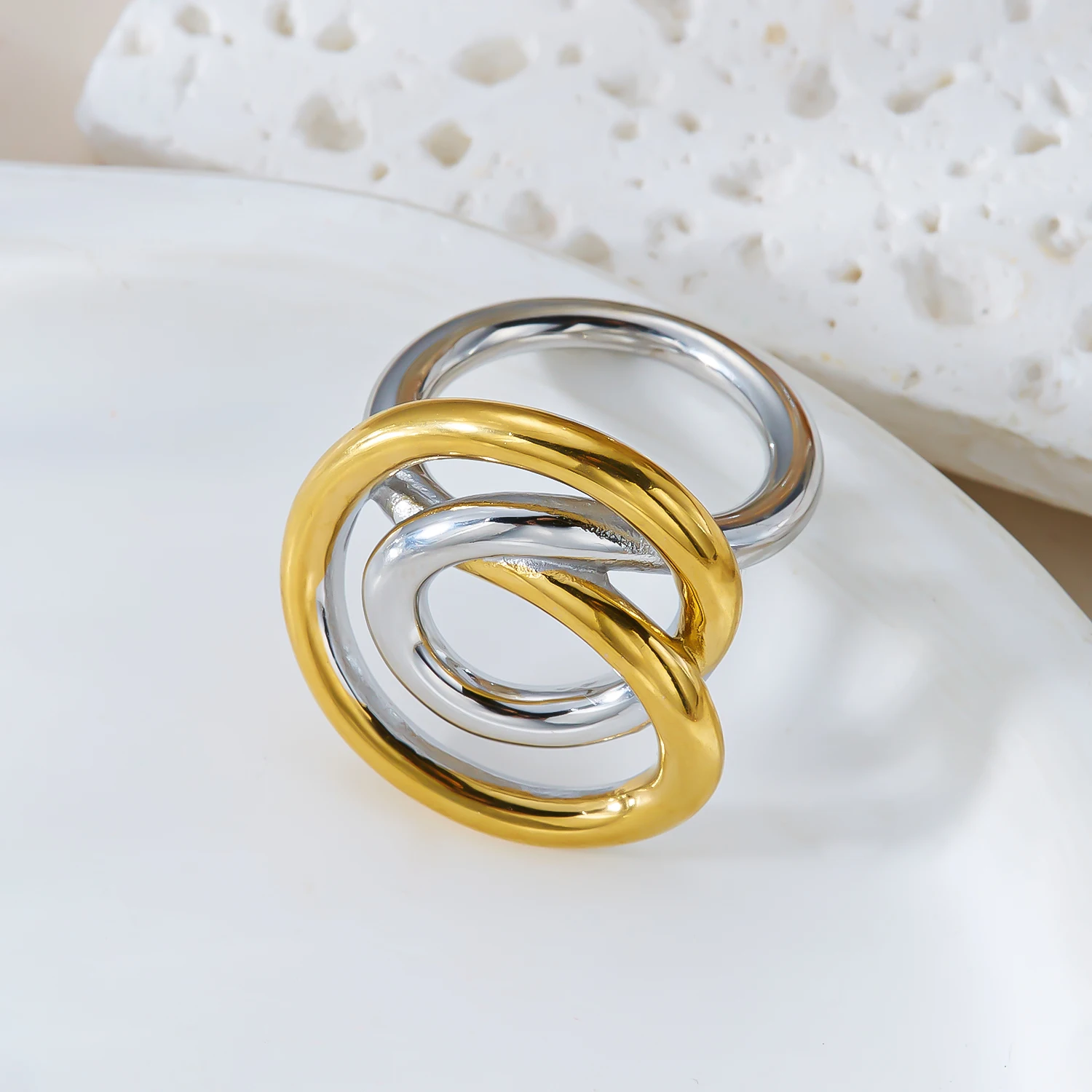 Sculptural Mixed Metal Intertwined Ring for Women Waterproof Stainless Steel Two Tone Abstract Winding Ring Jewelry Gift