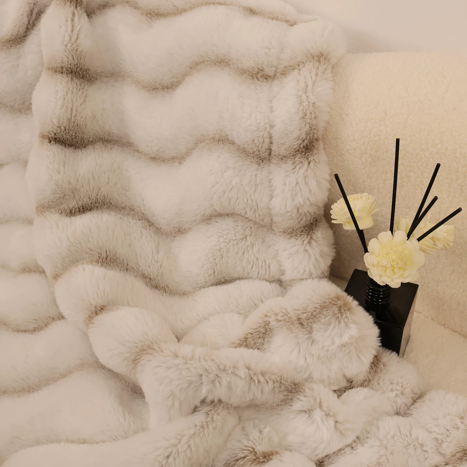Rosekind Soft FAUX RABBIT Fleece Throw Blanket for Couch, Faux Fur Blanket for Bed, Reversible Cozy Plush Blanket for Sofa