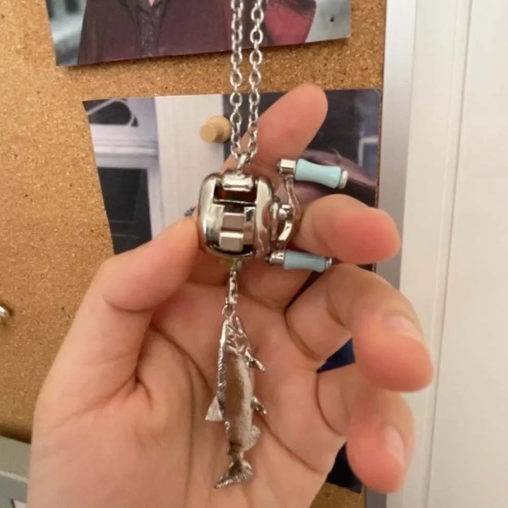 Exquisite Fishing Reel Ring Luxury Fishing Reel Necklace Detachable Pendant Rotatable Men Neck Pendant Neck Accessories