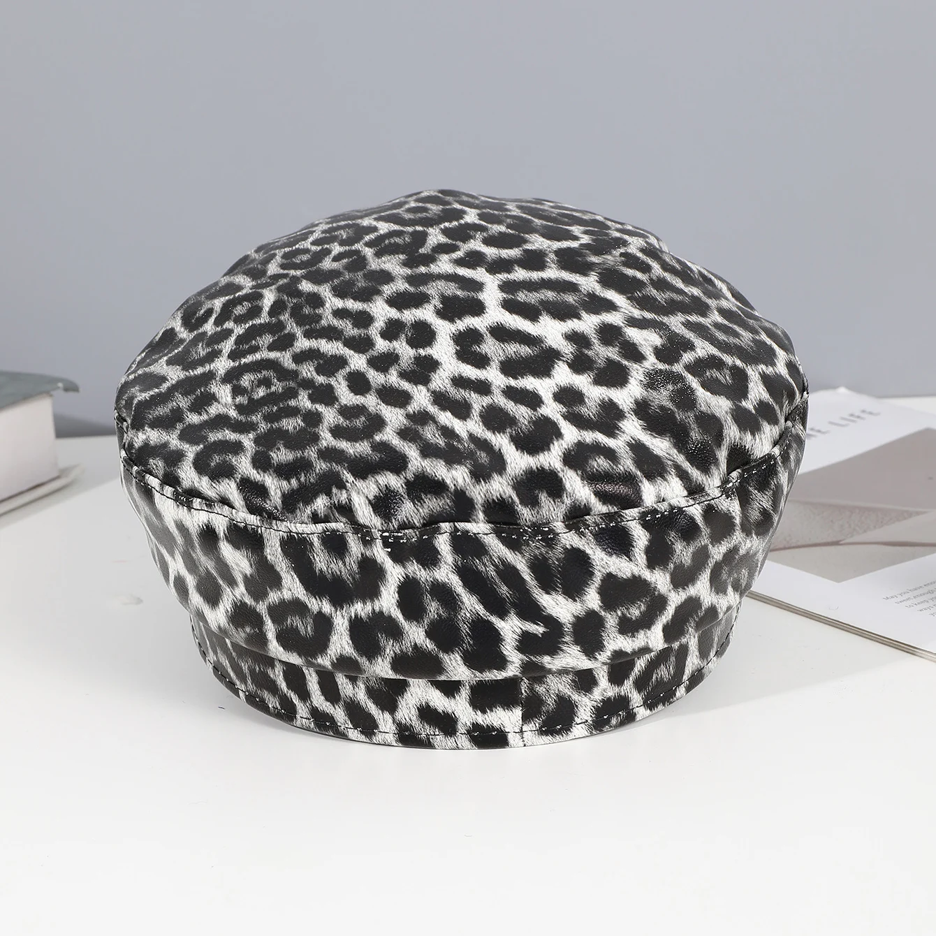 Sweet cool Spice Girl style riveted spider hoop PU leather newsboy hat Y2K fashion trend shopping face small beret