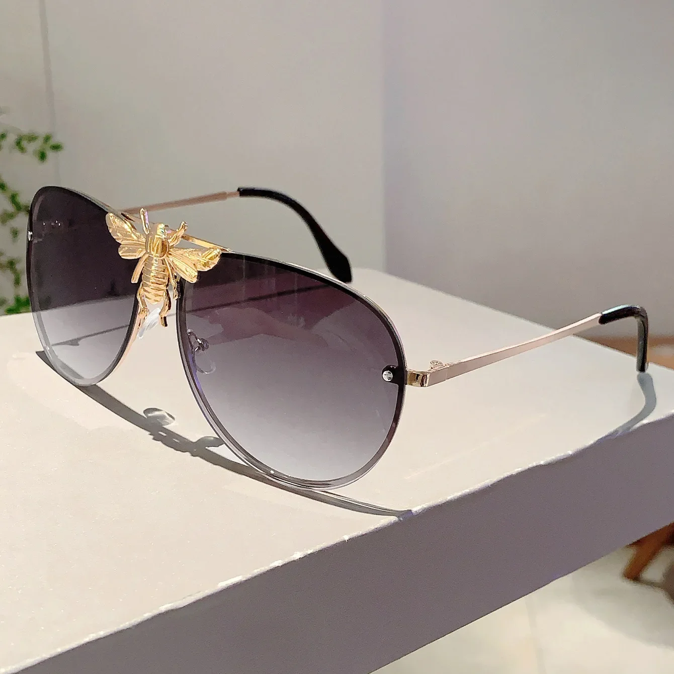 New Luxury Brand Designer Oversized Pilot Big Bee Sunglasses Women For Men Popular Vintage Sun Glasses Punk Metal Eyewear UV400