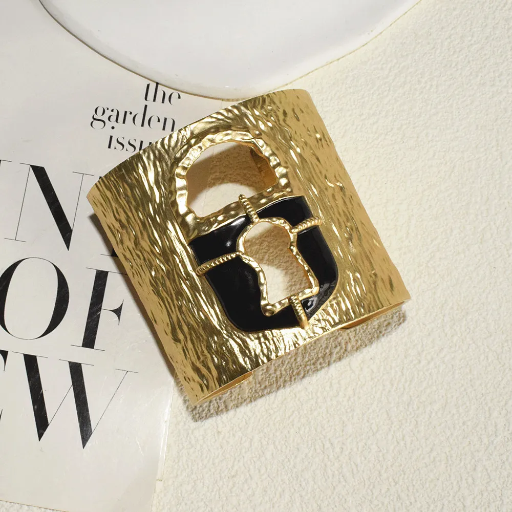 New Brand Fashion Show Alloy Metal Lock Cuff Bracelet For Women Fashion Jewelry Exaggerated Hand Open Bangles Accessories