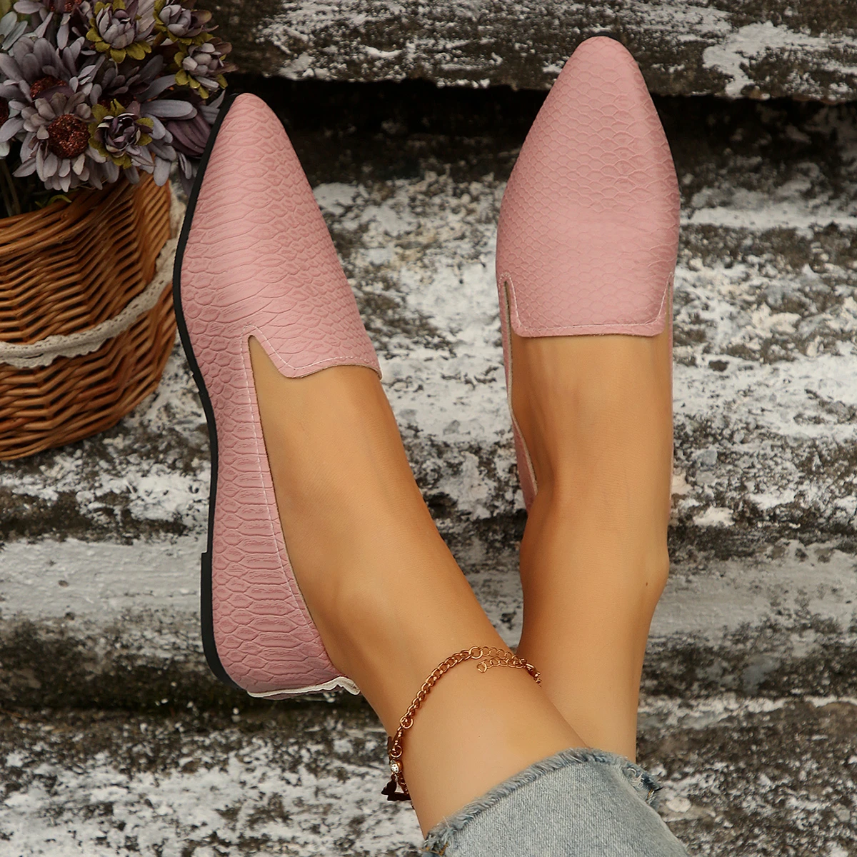 French Retro Pointed Flat Shoes 2025 Women's Large Soft Sole Comfortable Spring and Summer Slip-On Casual Small Leather Shoes