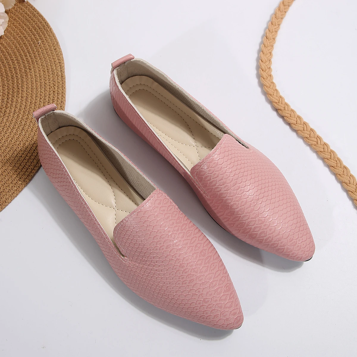 French Retro Pointed Flat Shoes 2025 Women's Large Soft Sole Comfortable Spring and Summer Slip-On Casual Small Leather Shoes