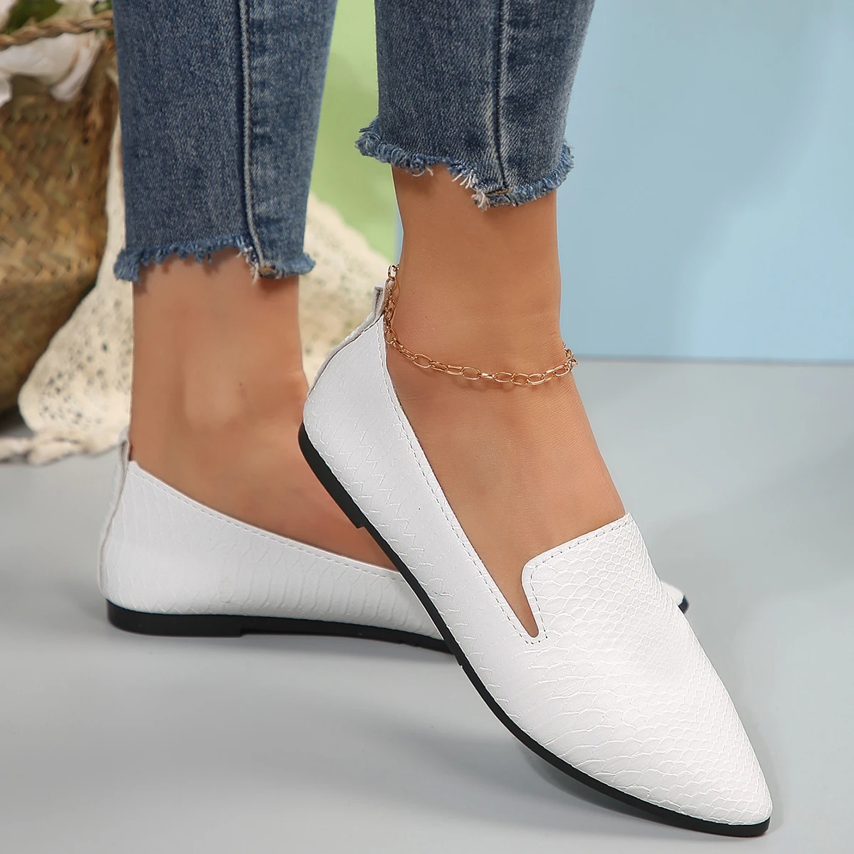 French Retro Pointed Flat Shoes 2025 Women's Large Soft Sole Comfortable Spring and Summer Slip-On Casual Small Leather Shoes