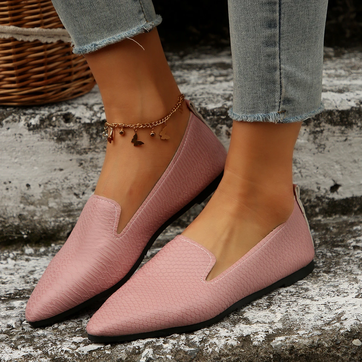 French Retro Pointed Flat Shoes 2025 Women's Large Soft Sole Comfortable Spring and Summer Slip-On Casual Small Leather Shoes