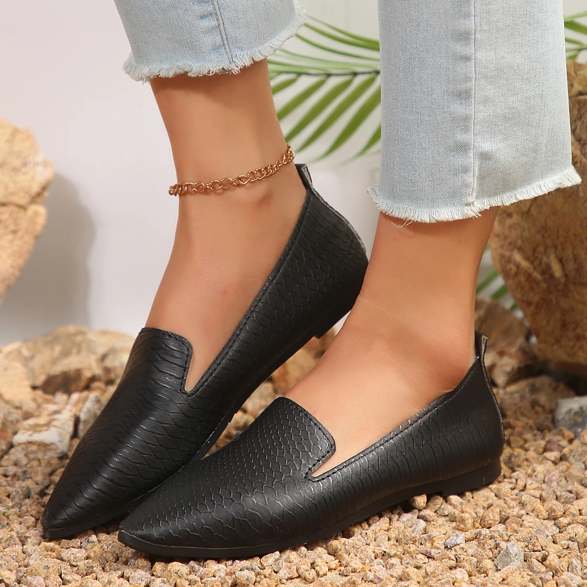 French Retro Pointed Flat Shoes 2025 Women's Large Soft Sole Comfortable Spring and Summer Slip-On Casual Small Leather Shoes