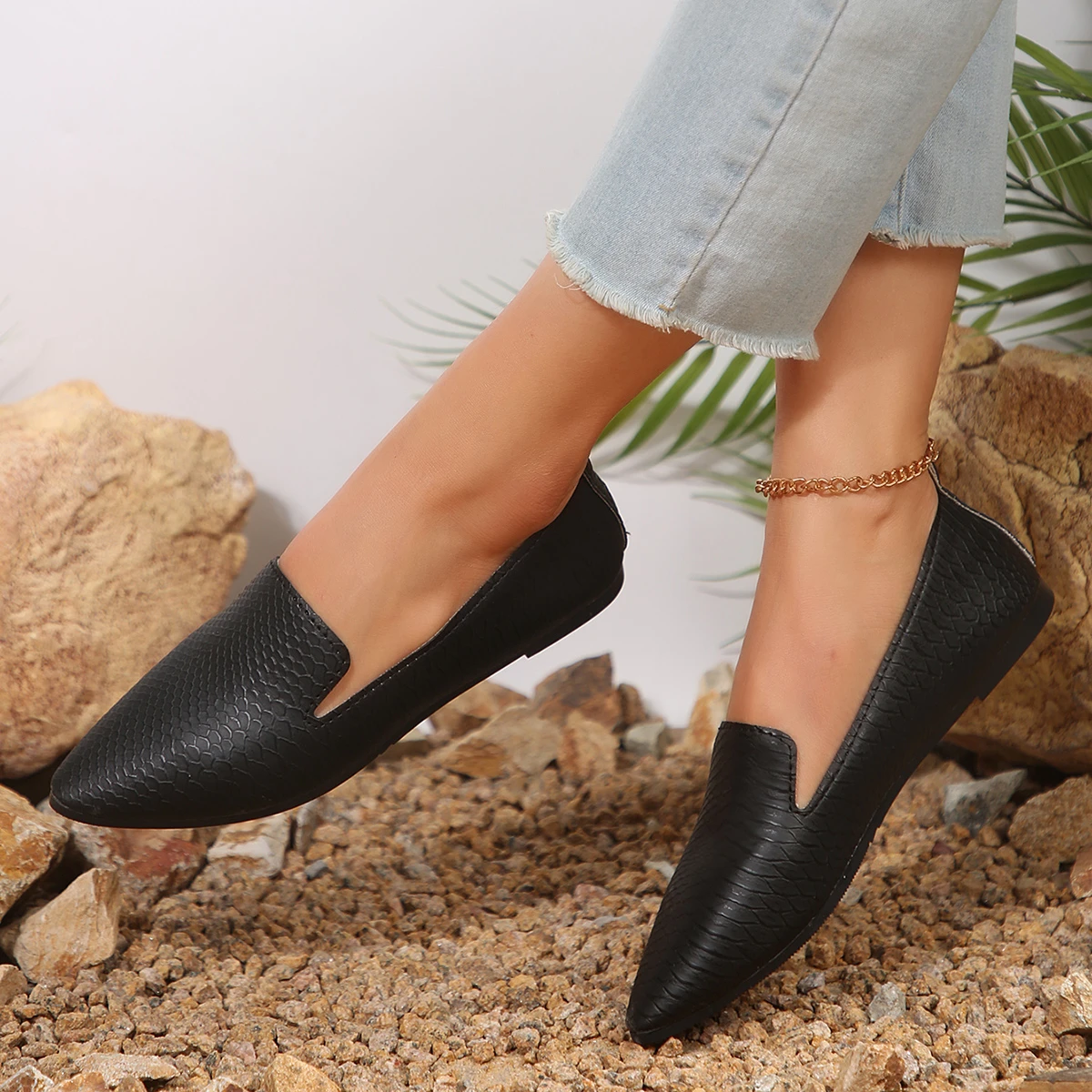 French Retro Pointed Flat Shoes 2025 Women's Large Soft Sole Comfortable Spring and Summer Slip-On Casual Small Leather Shoes