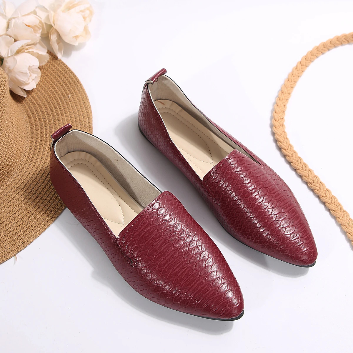 French Retro Pointed Flat Shoes 2025 Women's Large Soft Sole Comfortable Spring and Summer Slip-On Casual Small Leather Shoes