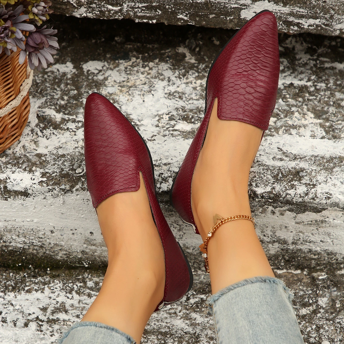 French Retro Pointed Flat Shoes 2025 Women's Large Soft Sole Comfortable Spring and Summer Slip-On Casual Small Leather Shoes