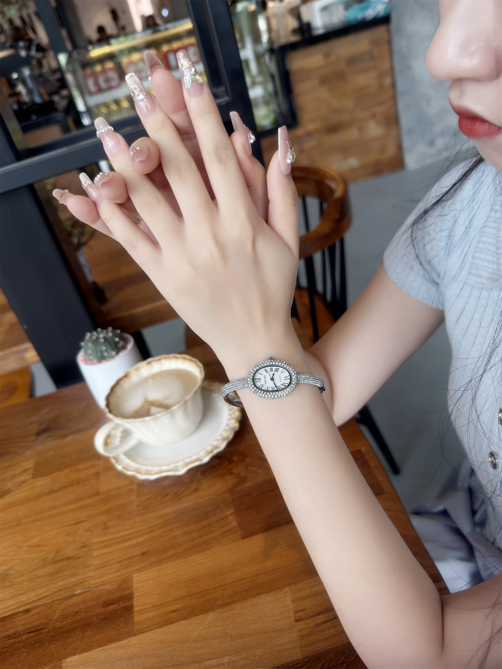 New Luxury Elegant Ladies' Bracelet Wrist Watch Roman Numeral Inlaid Rhinestones Oval Waterproof Women's Quartz Watch Reloj