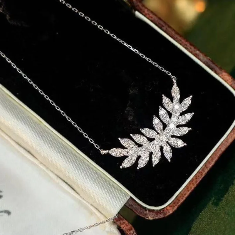 Huitan Delicate Leaf Pendant Necklace Women Luxury Inlaid Crystal Cubic Zirconia Aesthetic Wedding Engagement Fashion Jewelry