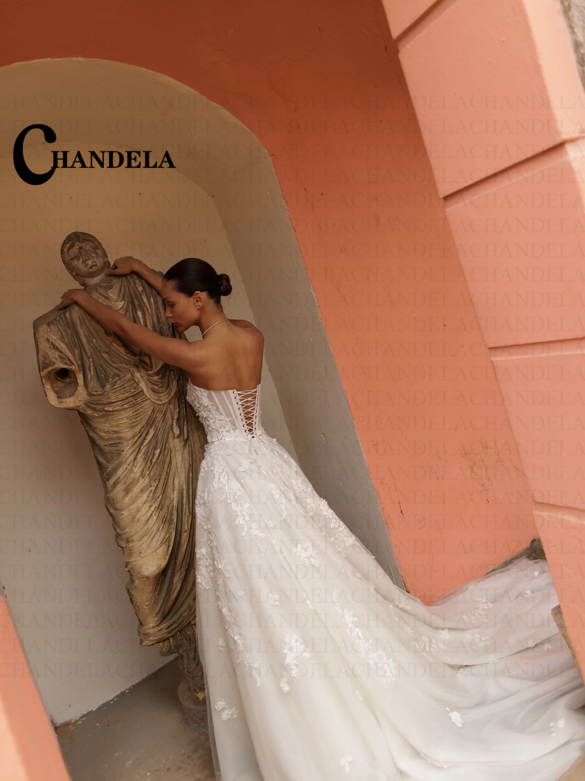 CHANDELA Classic Wedding Dress Sleeveless Lace Appliques A-line Strapless Lacing up Brush Train Robe De Mariee Customised