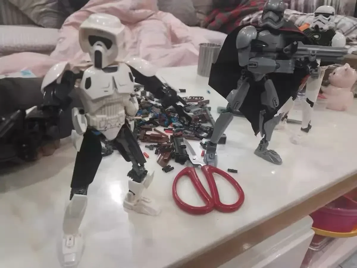 452pcs Star War Anime Figure Battle With Lightsabers Model Dolls Mandalorian Assembling Handmade Ornaments Decor Boy Toy Gift
