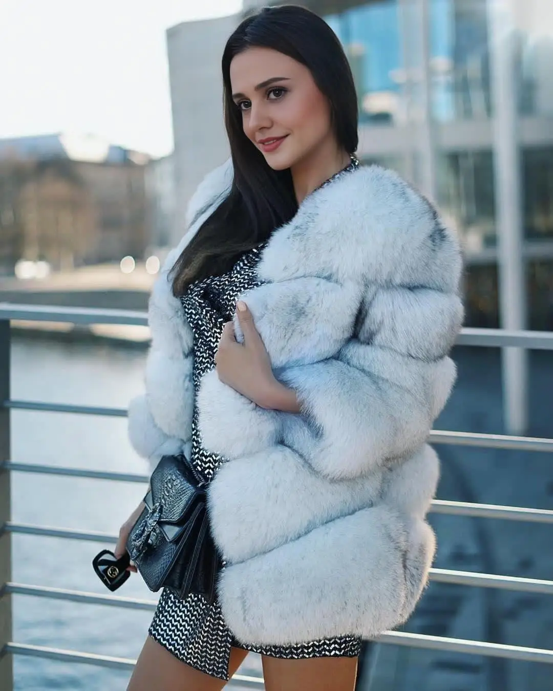 QUEENTINA Natural Fox Fur Coats Fashion New Women's Very Warm And Stylish Jacket Vest Stand Collar Leather Coat Women Winter