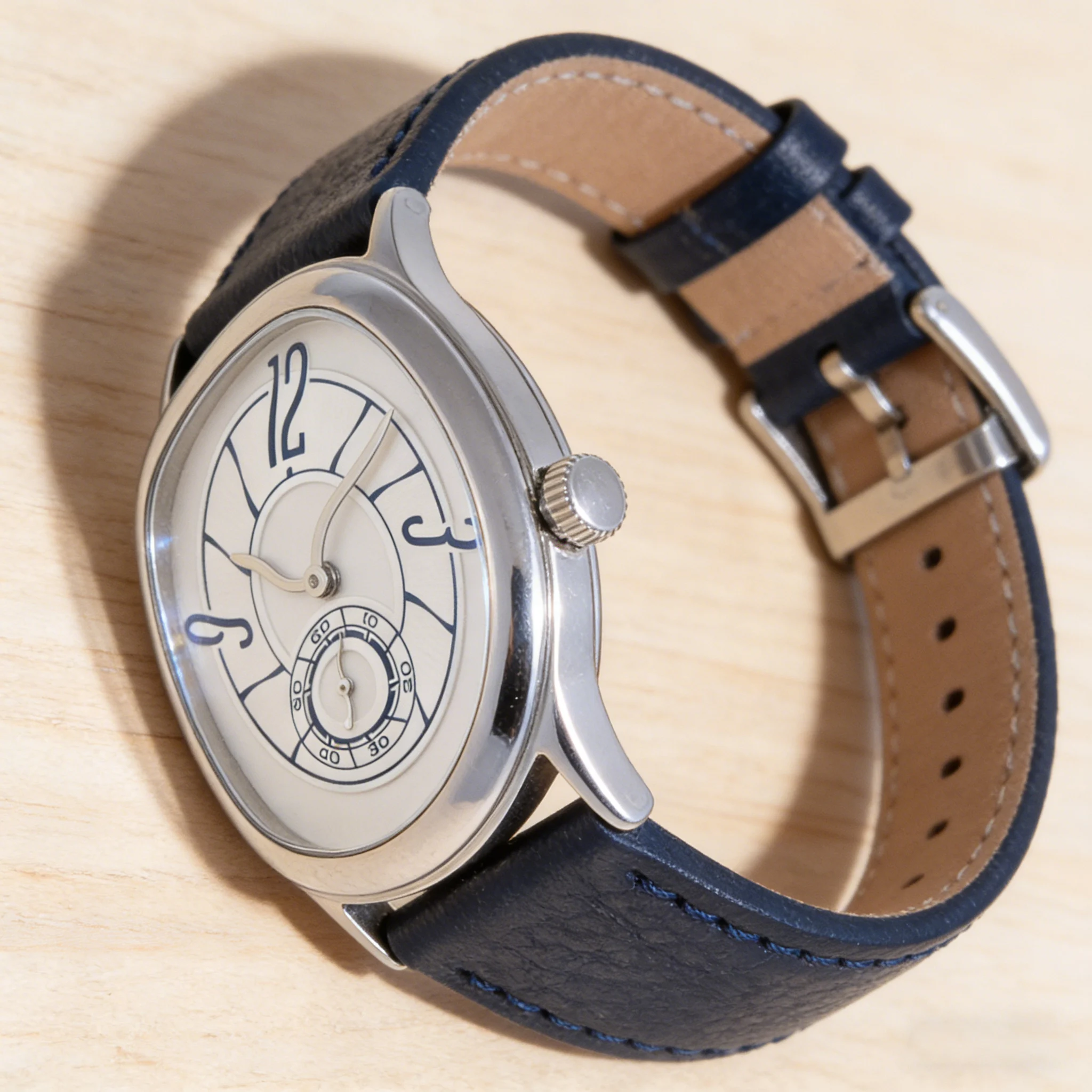 Innovative Series of Special Shaped Quartz Watches with Import Movement 32mm Dial with Genuine Leather Strap and Steel Case
