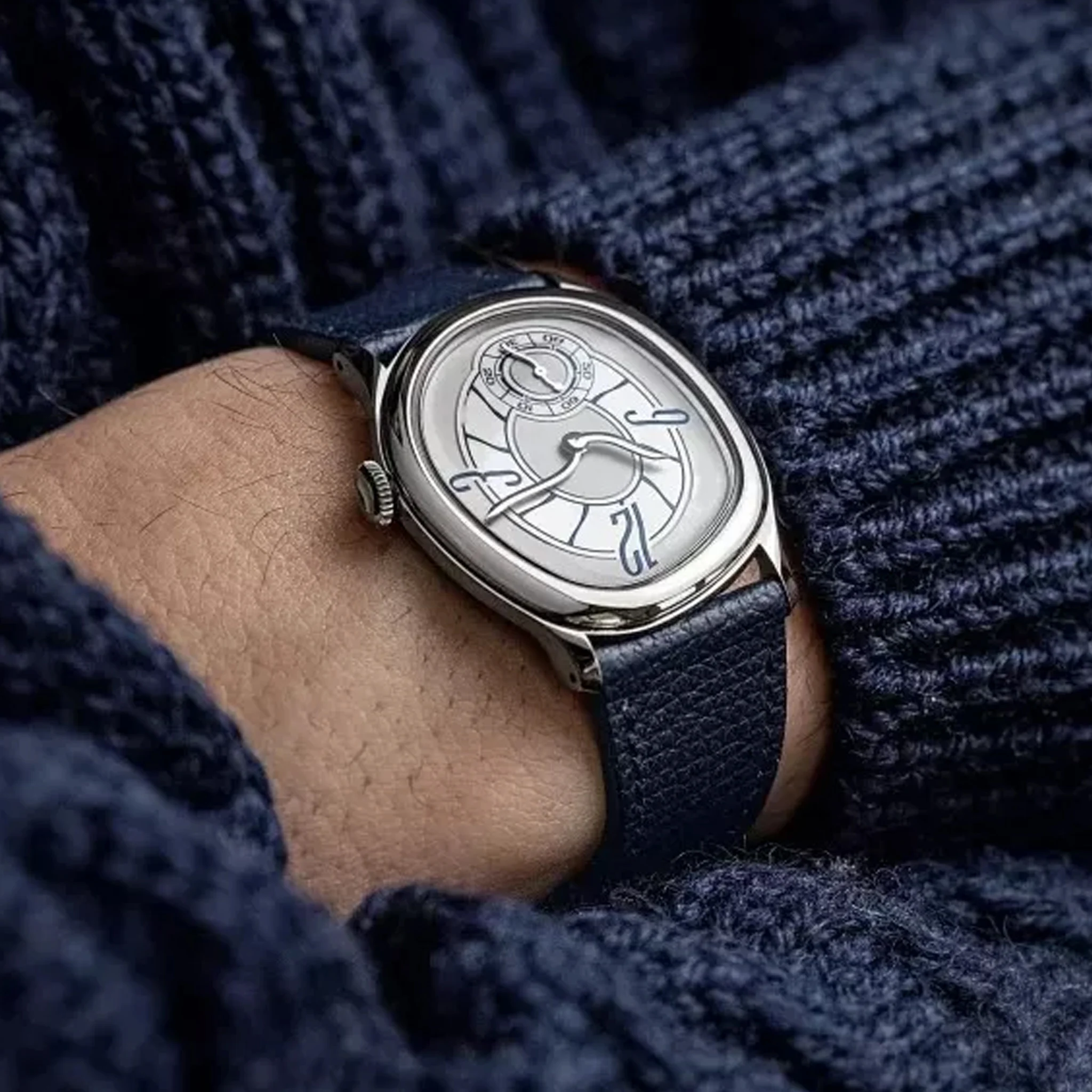 Innovative Series of Special Shaped Quartz Watches with Import Movement 32mm Dial with Genuine Leather Strap and Steel Case