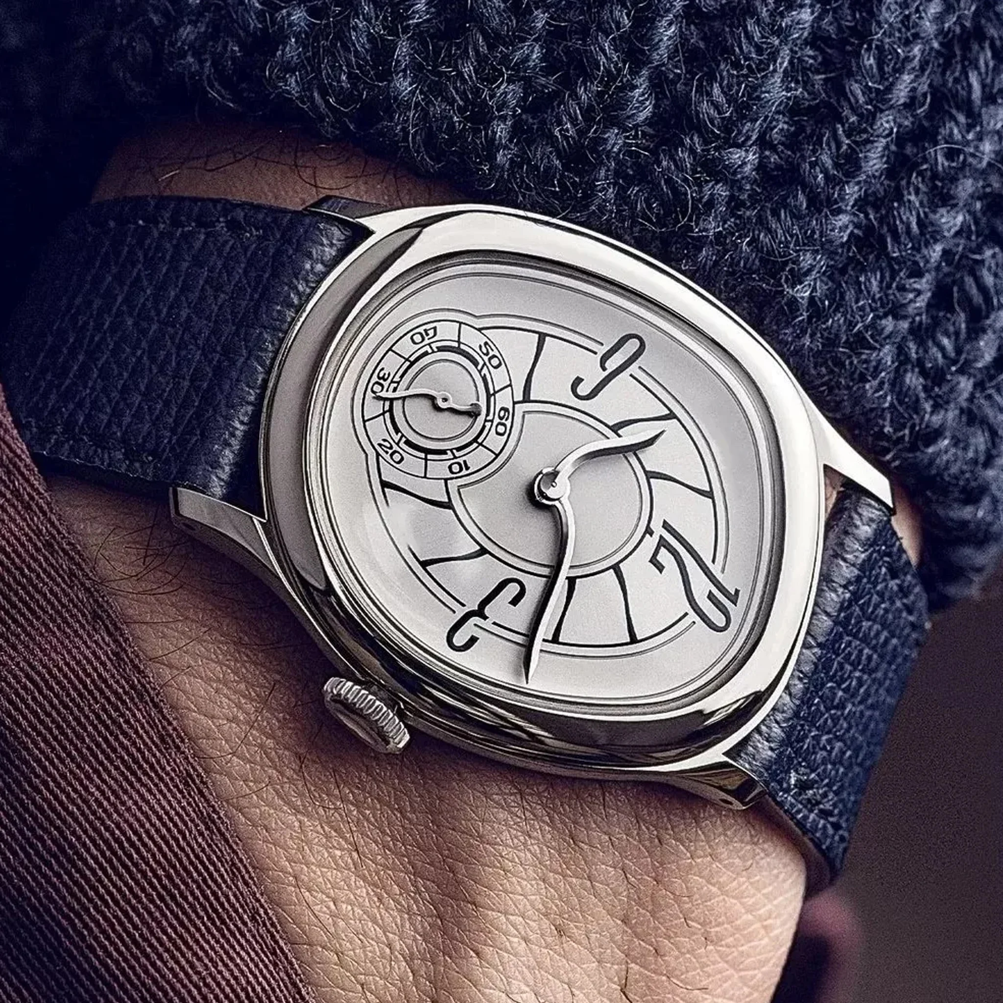 Innovative Series of Special Shaped Quartz Watches with Import Movement 32mm Dial with Genuine Leather Strap and Steel Case