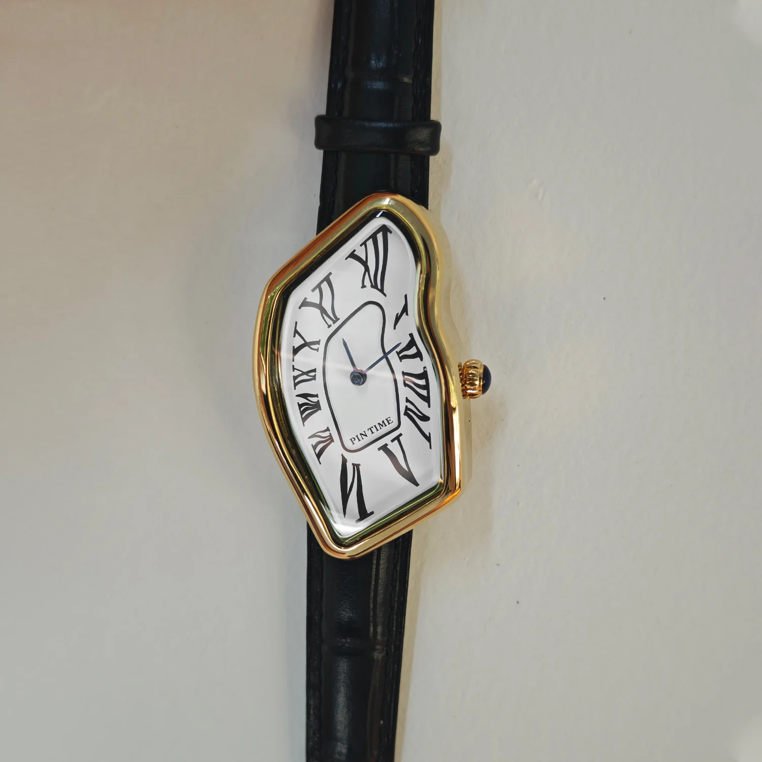 Medieval Retr Watches Alien Watches Melt And Twist Y2k Ladies Men Leather Strap Advanced Quartz Watch Irregular Case Leather
