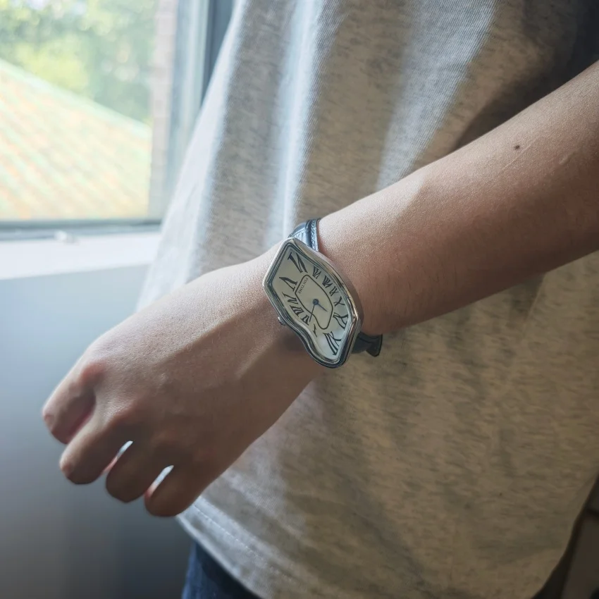 Medieval Retr Watches Alien Watches Melt And Twist Y2k Ladies Men Leather Strap Advanced Quartz Watch Irregular Case Leather
