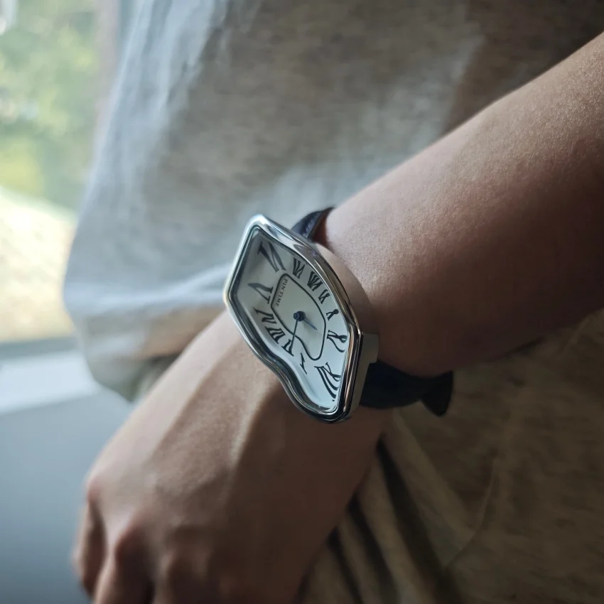 Medieval Retr Watches Alien Watches Melt And Twist Y2k Ladies Men Leather Strap Advanced Quartz Watch Irregular Case Leather