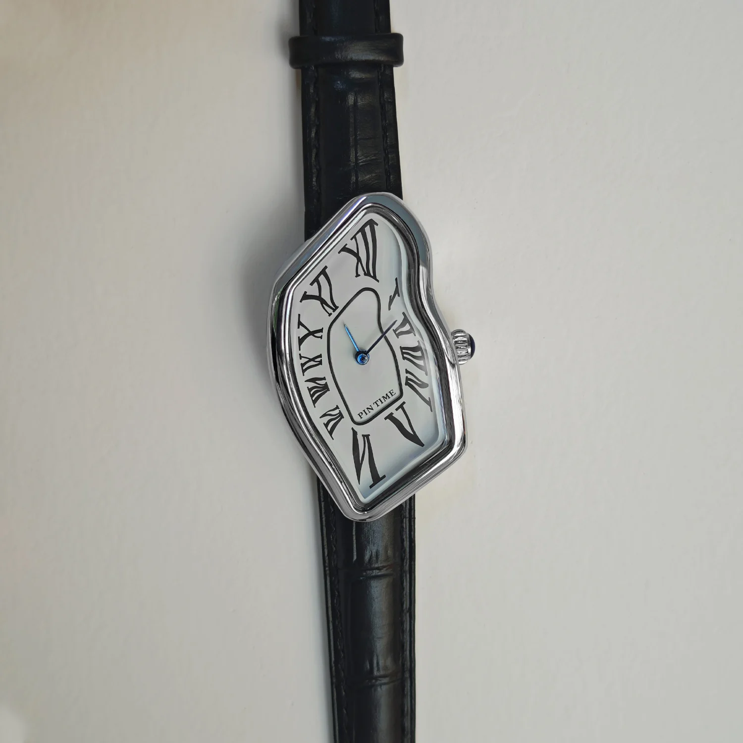 Medieval Retr Watches Alien Watches Melt And Twist Y2k Ladies Men Leather Strap Advanced Quartz Watch Irregular Case Leather