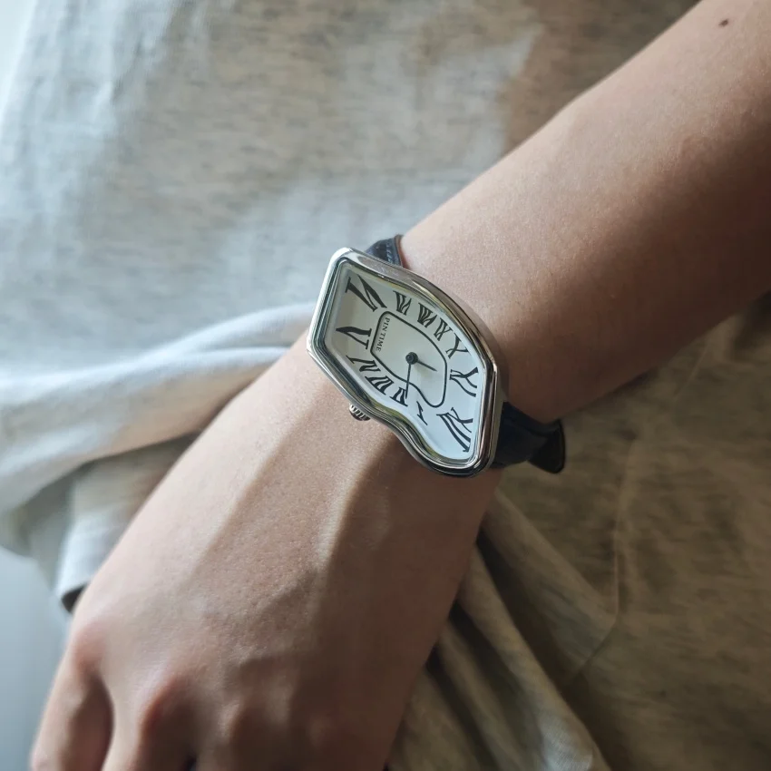 Medieval Retr Watches Alien Watches Melt And Twist Y2k Ladies Men Leather Strap Advanced Quartz Watch Irregular Case Leather