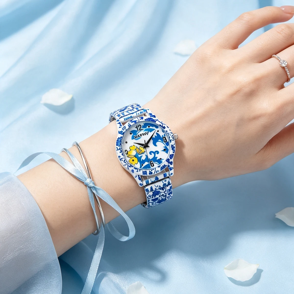 New Fashionable Blue and White Porcelain Quartz Women's Watch, Niche Luxury Elastic Strap, Couple's Model, a Pair
