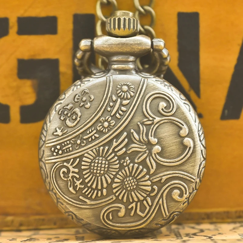 Small Vintage Bronze Steampunk Steed Carved Trumpet Quartz Pocket Watch Necklace Pendant Clock Chain Men Women Chain Gift