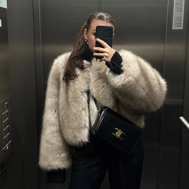 Iconic Street Fashion Week Luxury Brand Gardient Cropped Faux Fur Coat Women Winter 2024 Hot Cool Girls Fluffy Short Fur Jacket