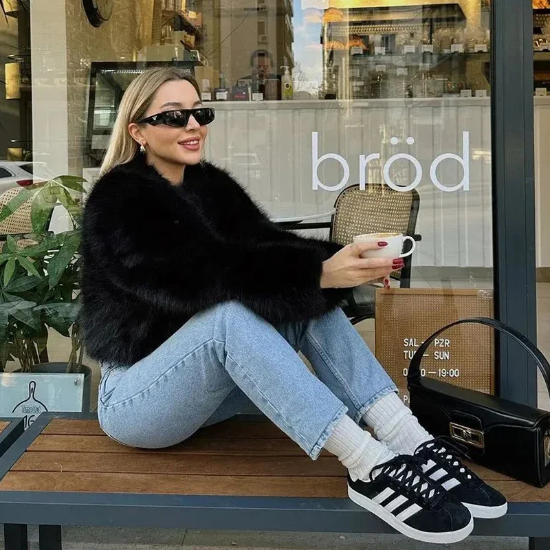 Iconic Street Fashion Week Luxury Brand Gardient Cropped Faux Fur Coat Women Winter 2024 Hot Cool Girls Fluffy Short Fur Jacket
