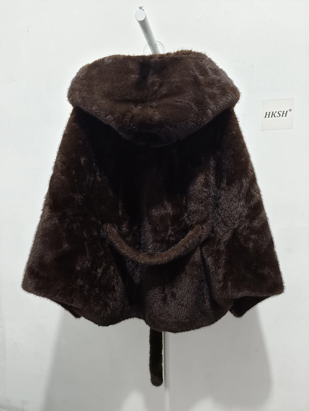 HKSH 2025 Winter New Women's Faux Fur Coat Hooded Batwing Sleeve Sashes Fashion Elegant Luxury High-end Tide Warm Jacket HK16165