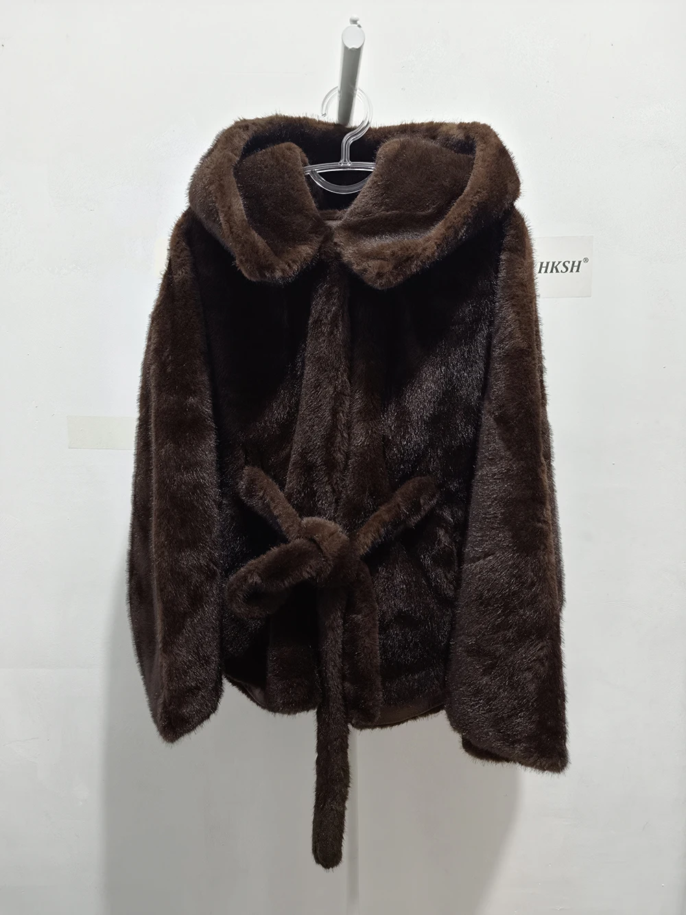 HKSH 2025 Winter New Women's Faux Fur Coat Hooded Batwing Sleeve Sashes Fashion Elegant Luxury High-end Tide Warm Jacket HK16165