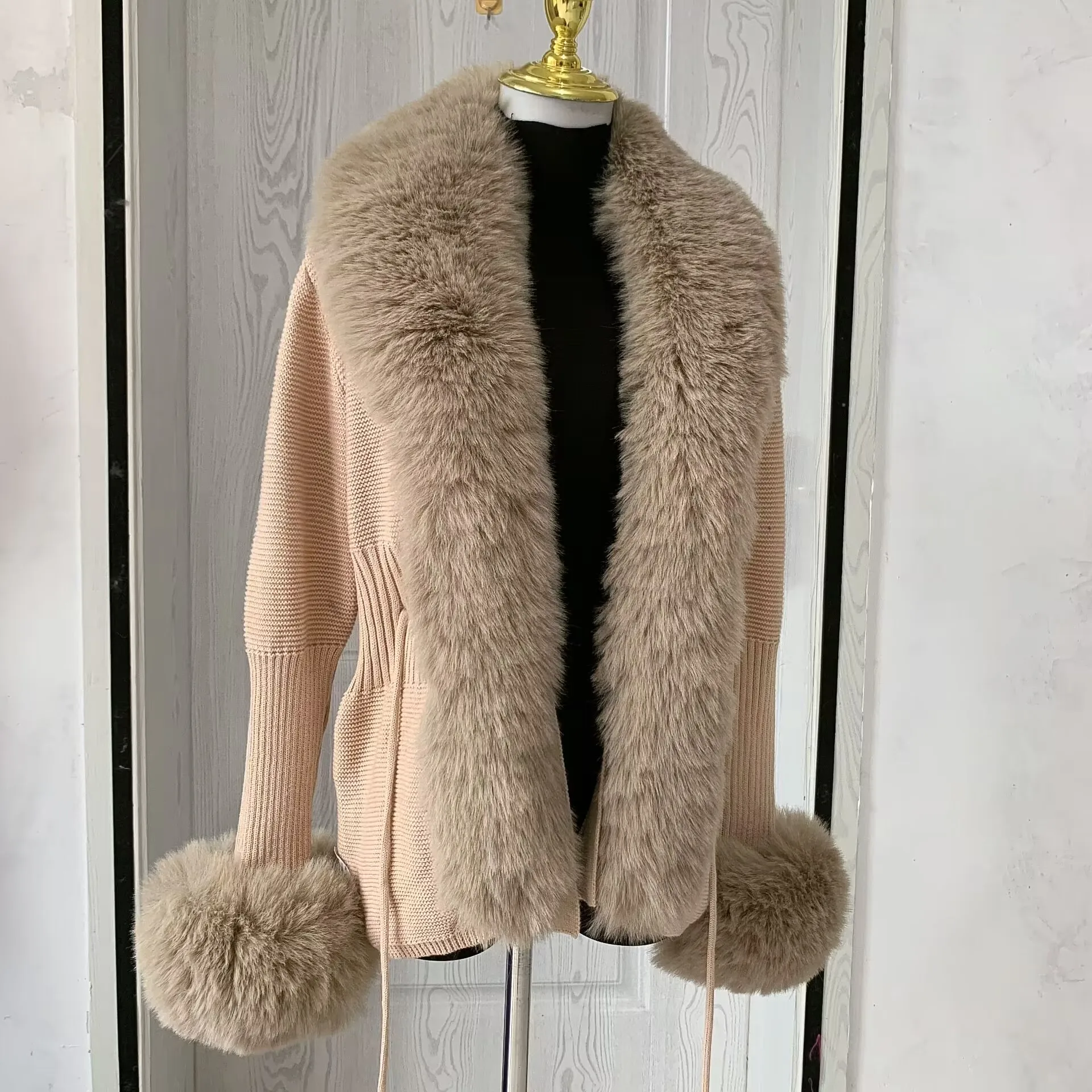 Women Faux Fur Knitted Cardigan with Fox Whole Fur Collar Autumn-Winter Luxury Faux Fox Fur Cardigan Fashion Sexy Artificial Fur