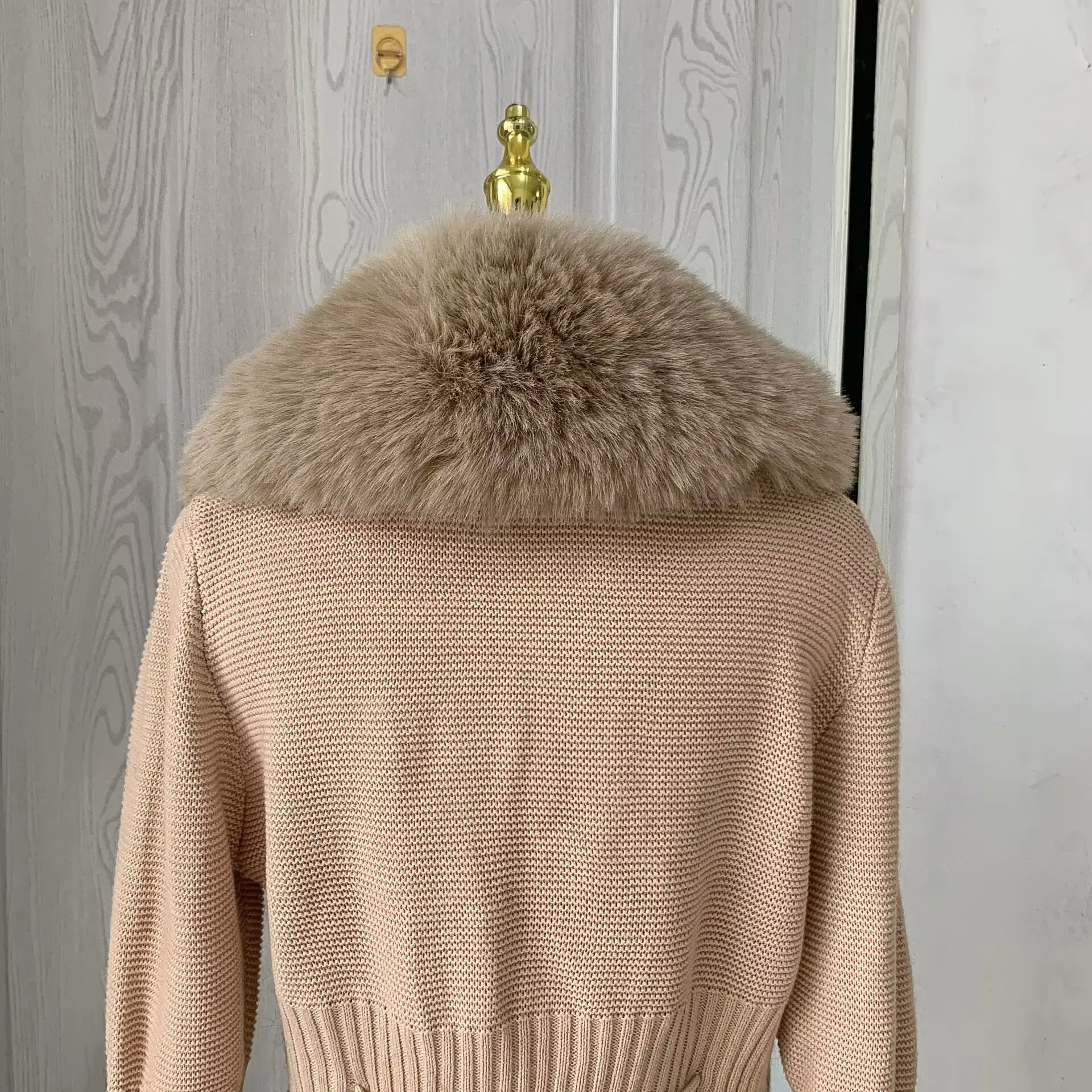 Women Faux Fur Knitted Cardigan with Fox Whole Fur Collar Autumn-Winter Luxury Faux Fox Fur Cardigan Fashion Sexy Artificial Fur