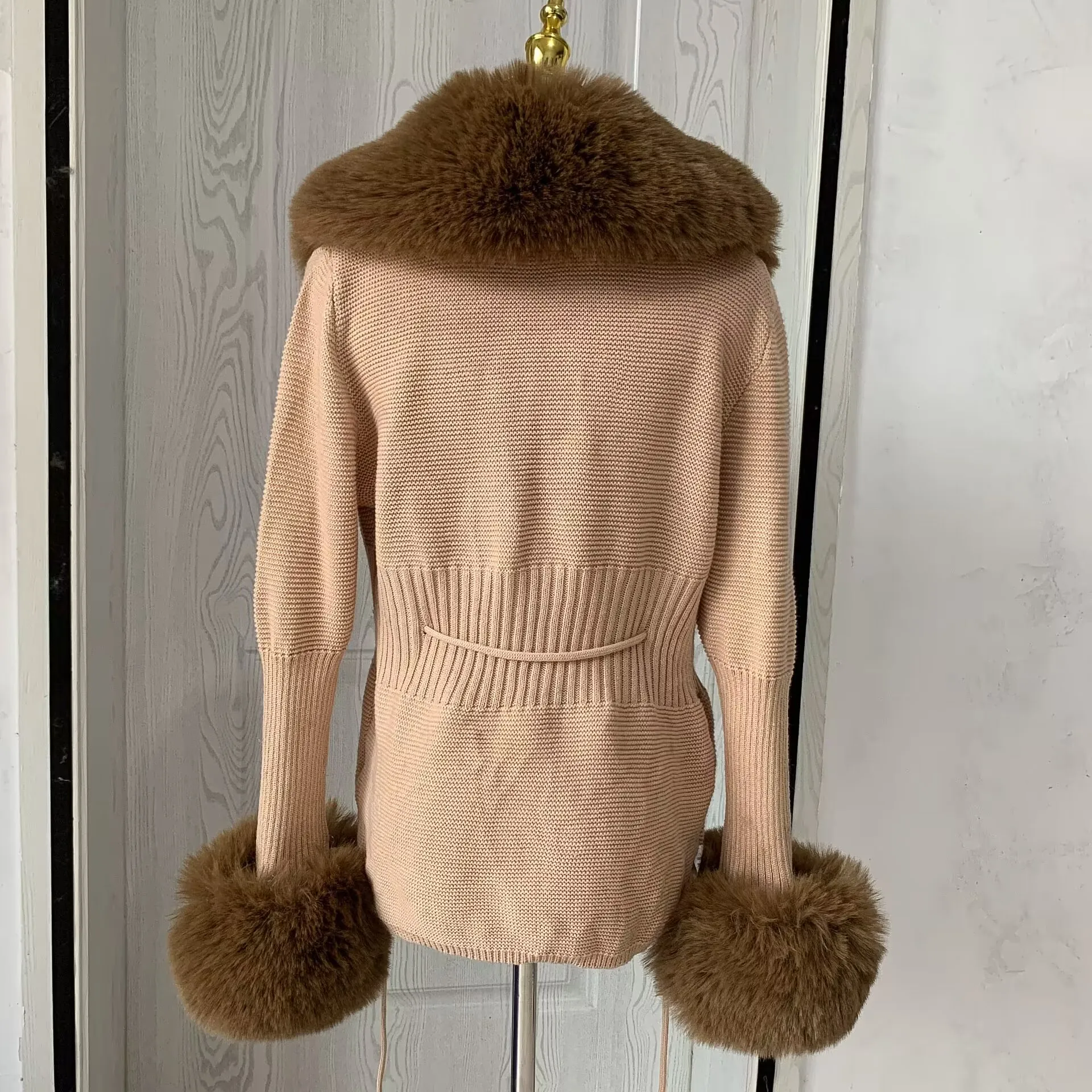 Women Faux Fur Knitted Cardigan with Fox Whole Fur Collar Autumn-Winter Luxury Faux Fox Fur Cardigan Fashion Sexy Artificial Fur