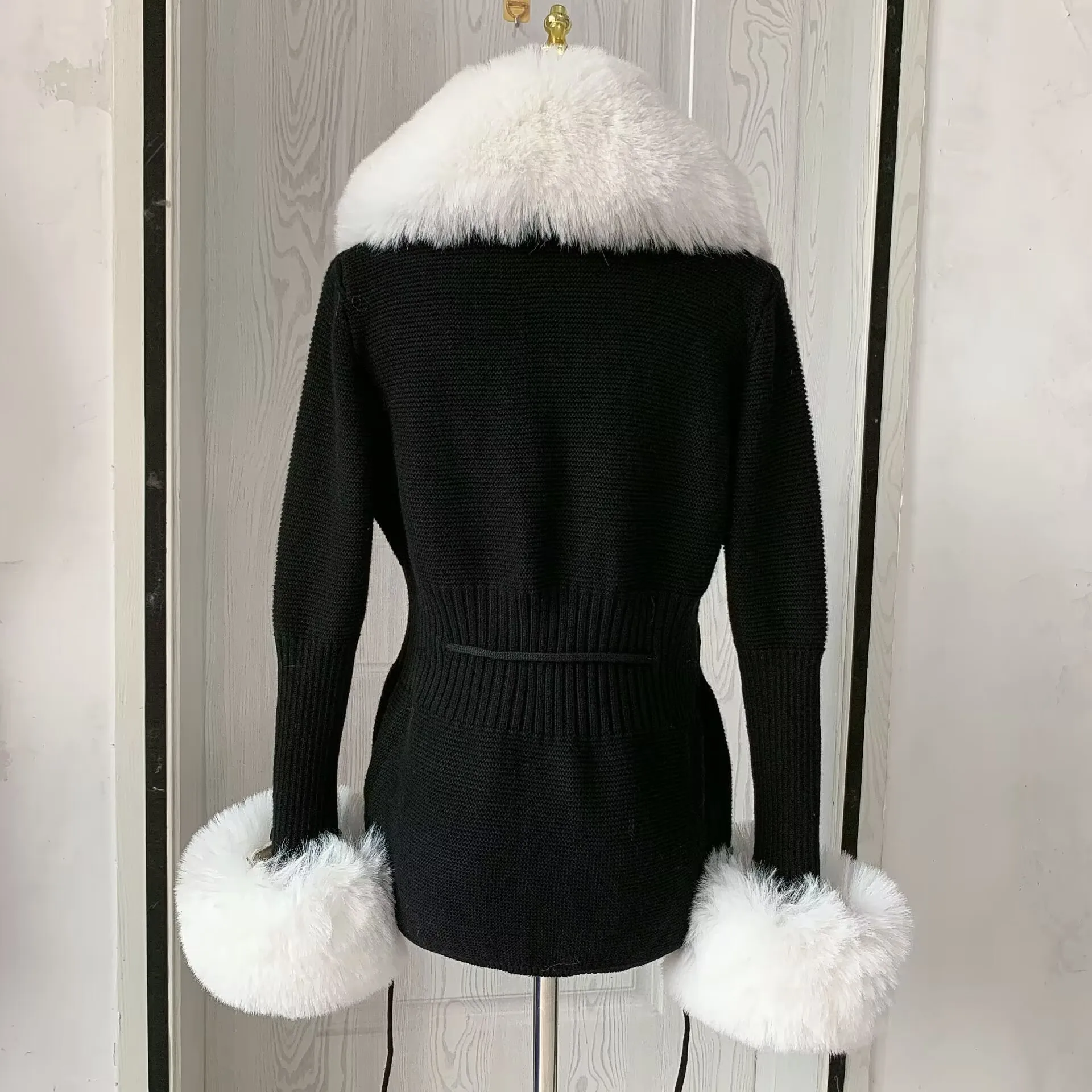 Women Faux Fur Knitted Cardigan with Fox Whole Fur Collar Autumn-Winter Luxury Faux Fox Fur Cardigan Fashion Sexy Artificial Fur