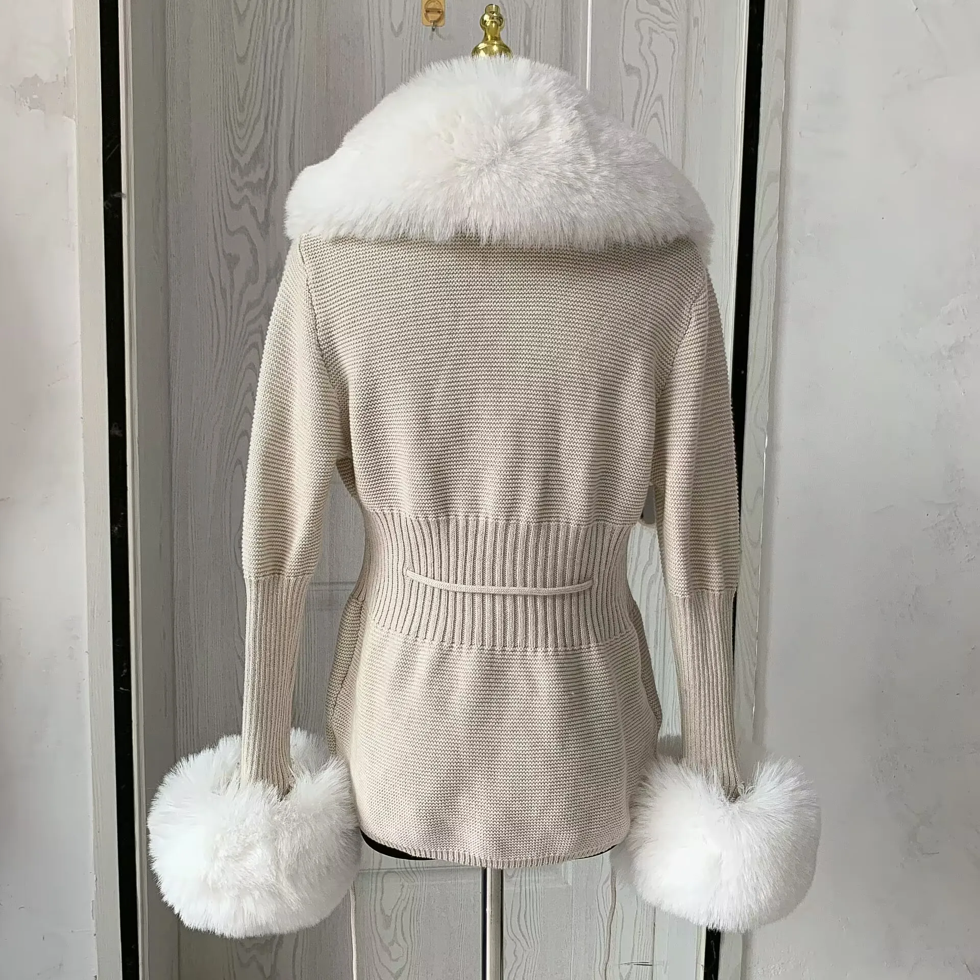 Women Faux Fur Knitted Cardigan with Fox Whole Fur Collar Autumn-Winter Luxury Faux Fox Fur Cardigan Fashion Sexy Artificial Fur