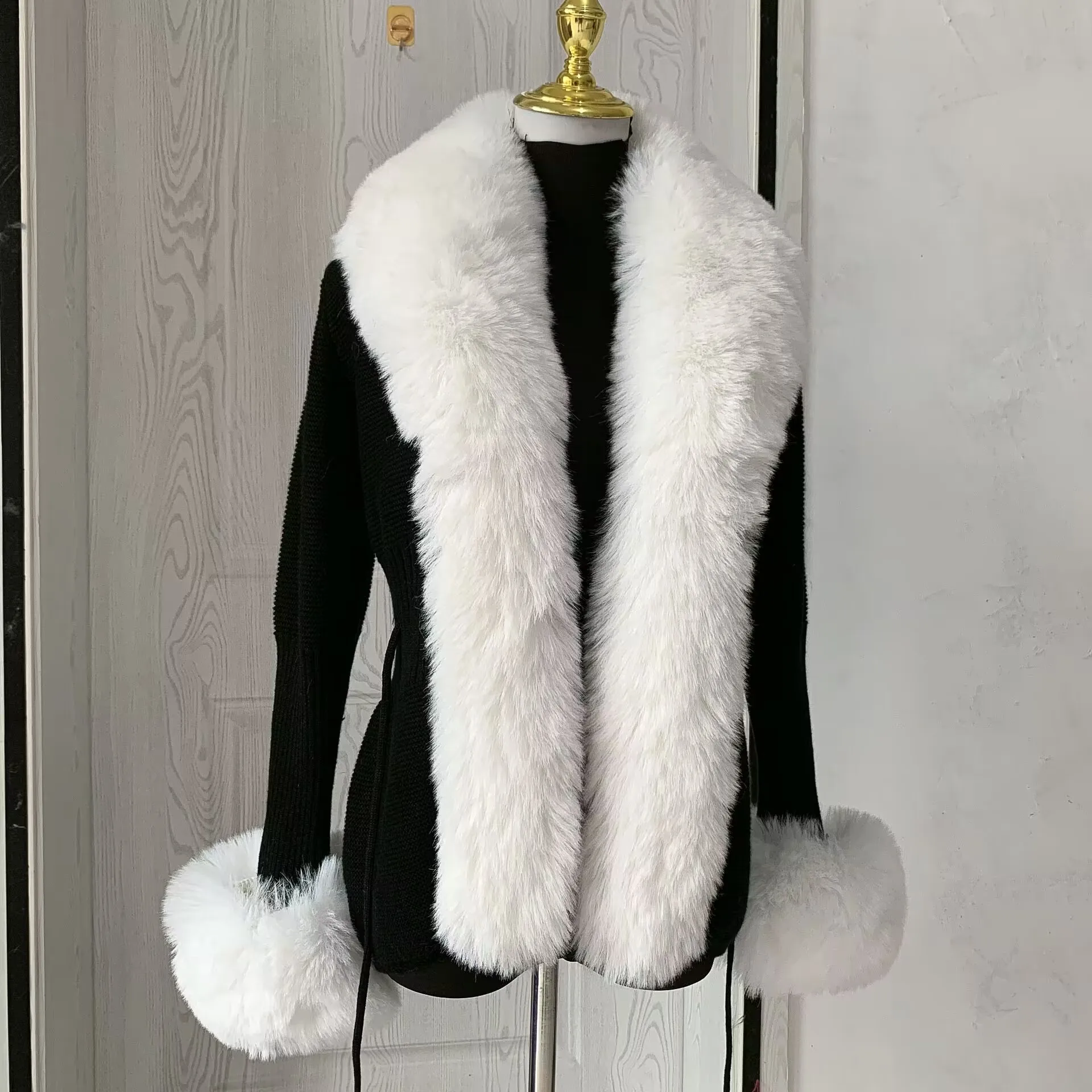 Women Faux Fur Knitted Cardigan with Fox Whole Fur Collar Autumn-Winter Luxury Faux Fox Fur Cardigan Fashion Sexy Artificial Fur