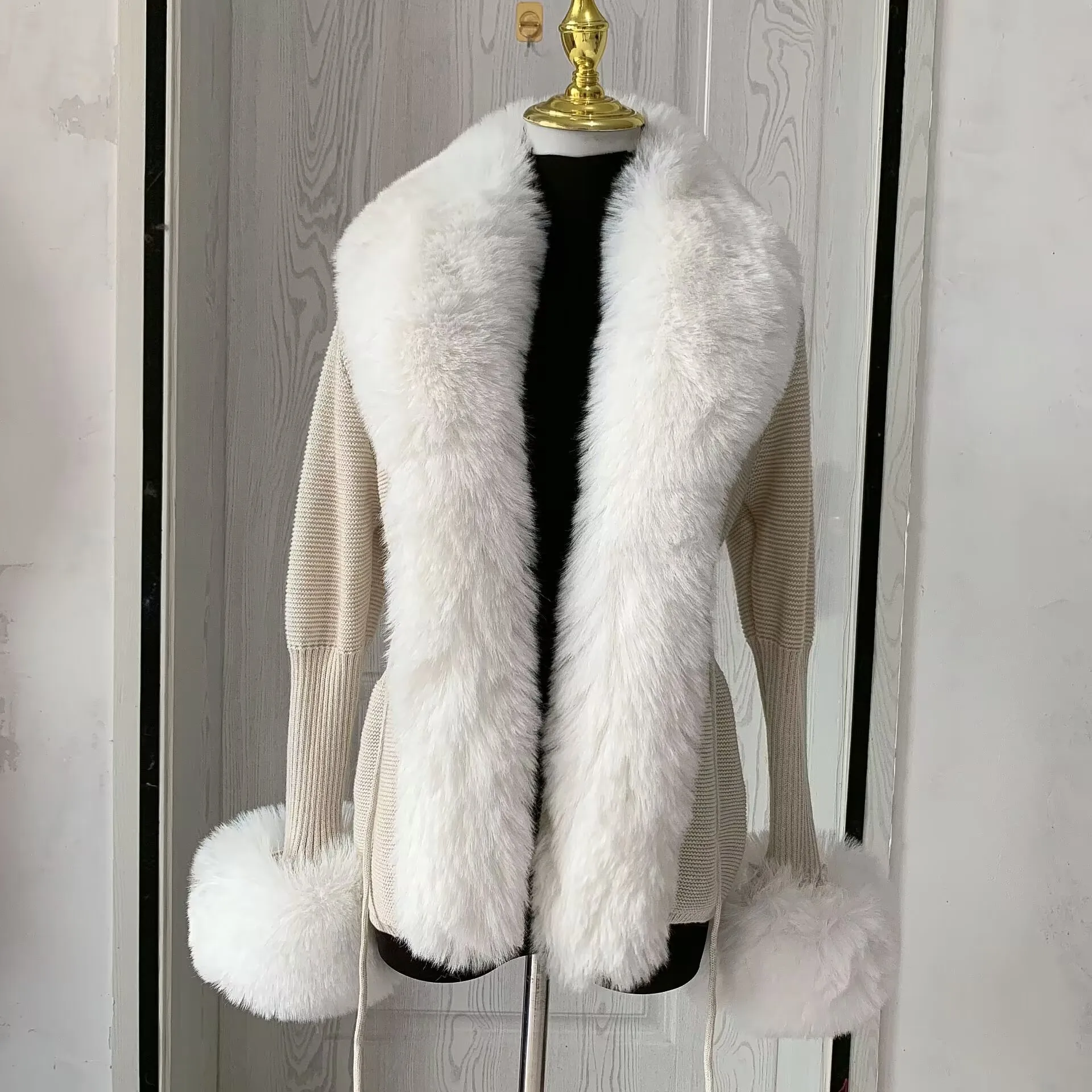 Women Faux Fur Knitted Cardigan with Fox Whole Fur Collar Autumn-Winter Luxury Faux Fox Fur Cardigan Fashion Sexy Artificial Fur