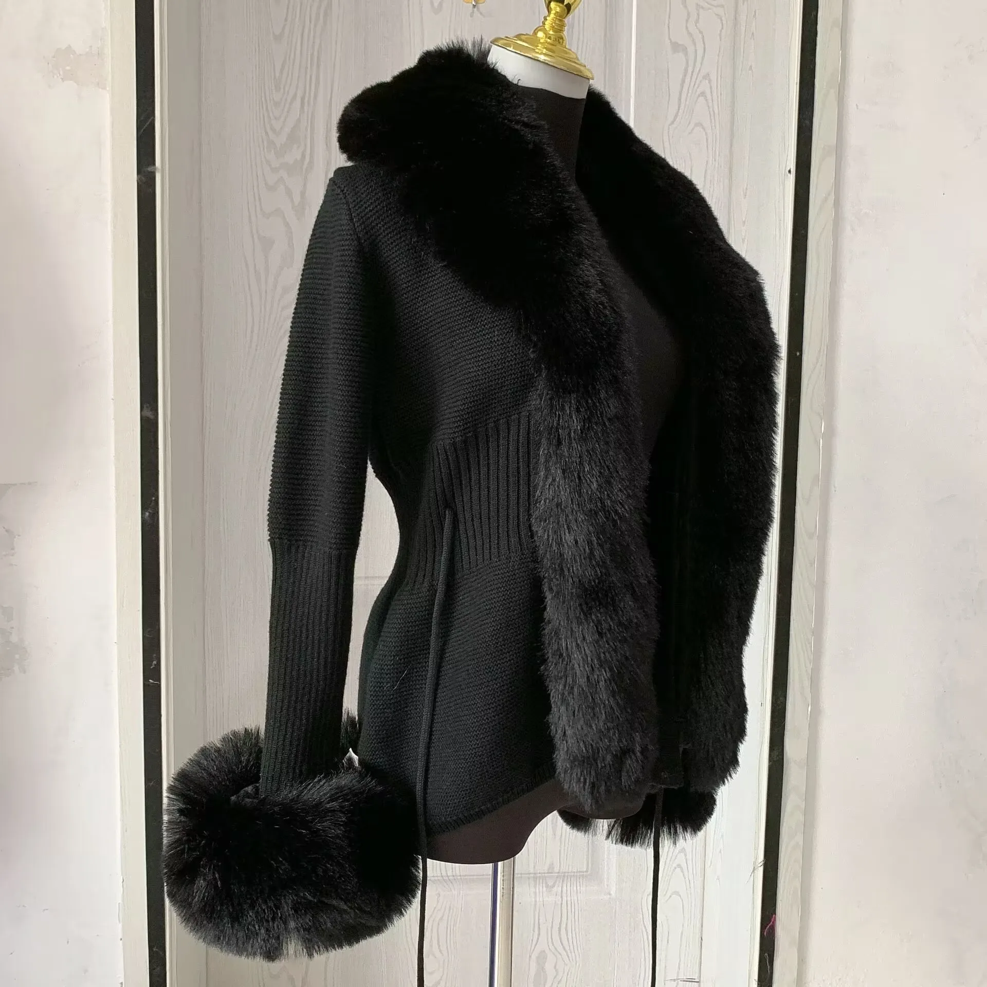 Women Faux Fur Knitted Cardigan with Fox Whole Fur Collar Autumn-Winter Luxury Faux Fox Fur Cardigan Fashion Sexy Artificial Fur