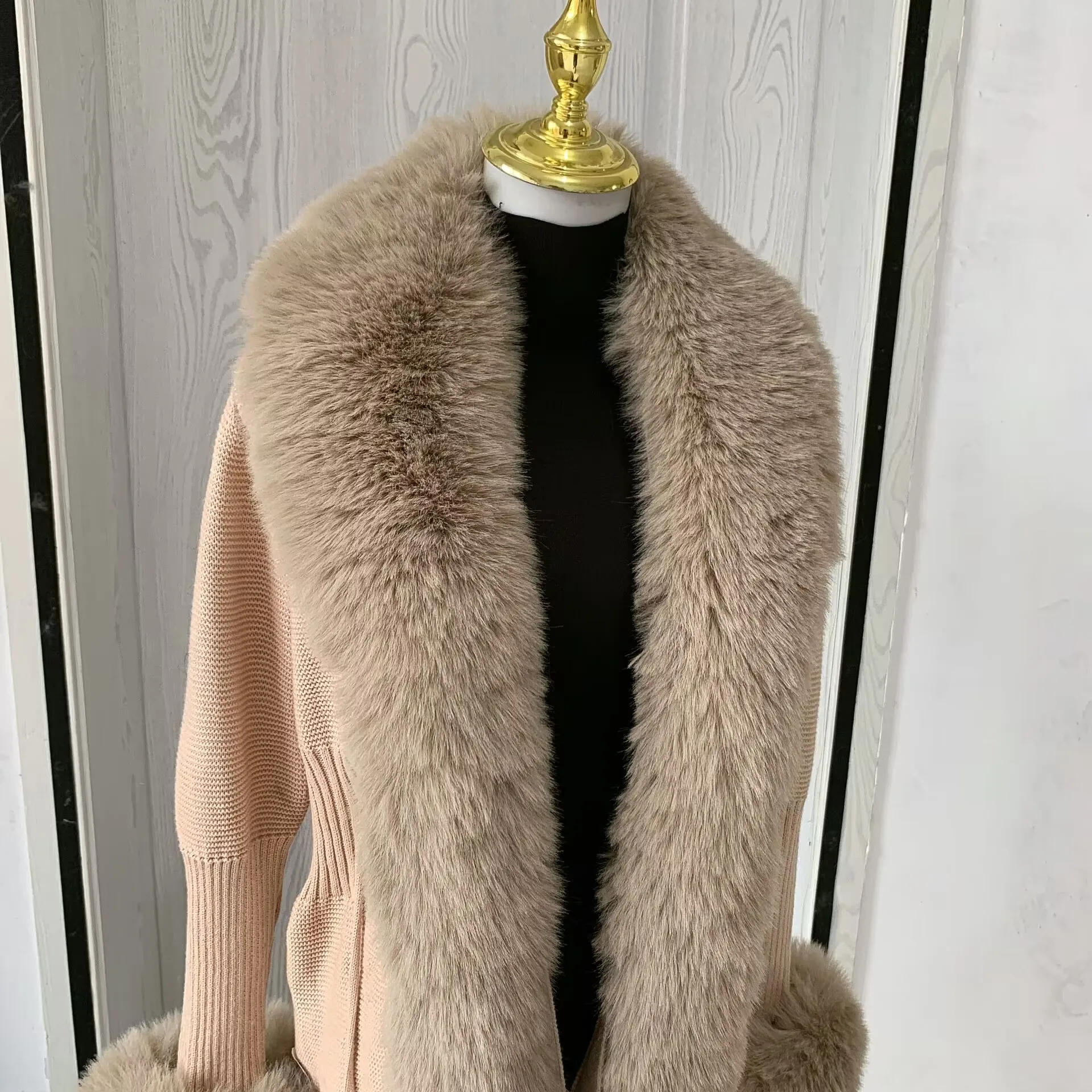 Women Faux Fur Knitted Cardigan with Fox Whole Fur Collar Autumn-Winter Luxury Faux Fox Fur Cardigan Fashion Sexy Artificial Fur