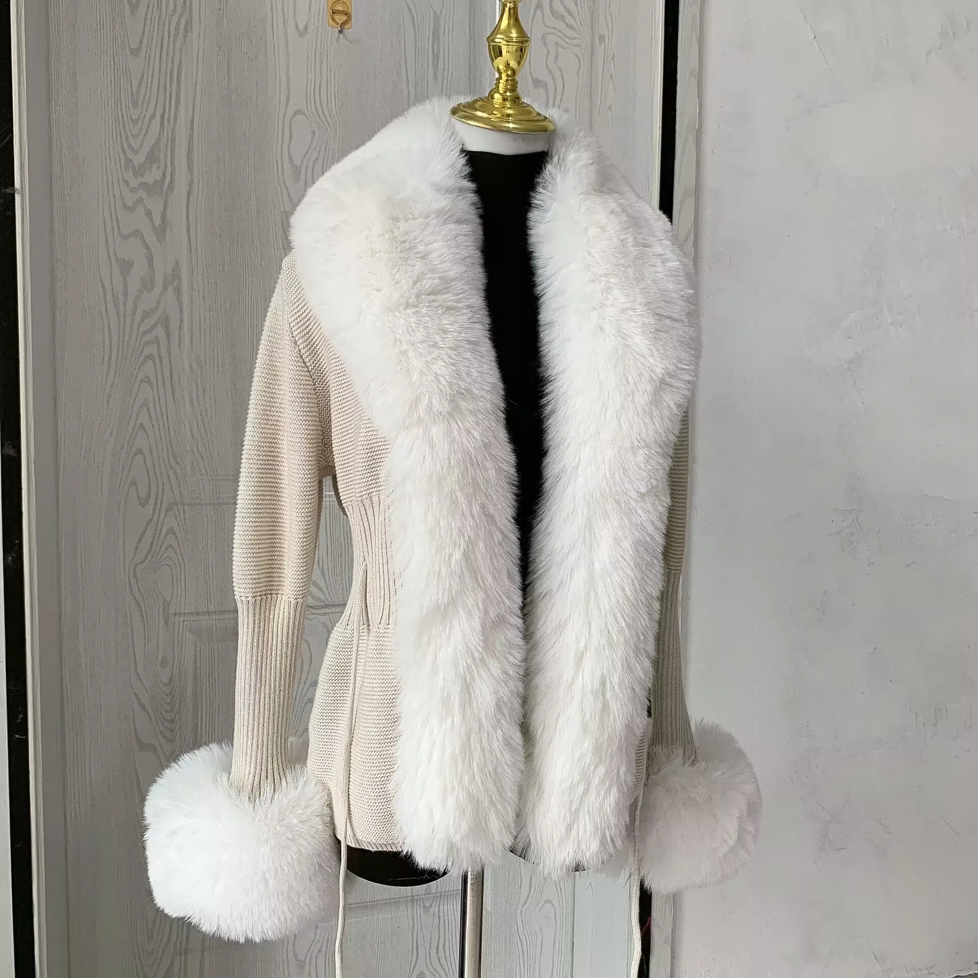 Women Faux Fur Knitted Cardigan with Fox Whole Fur Collar Autumn-Winter Luxury Faux Fox Fur Cardigan Fashion Sexy Artificial Fur