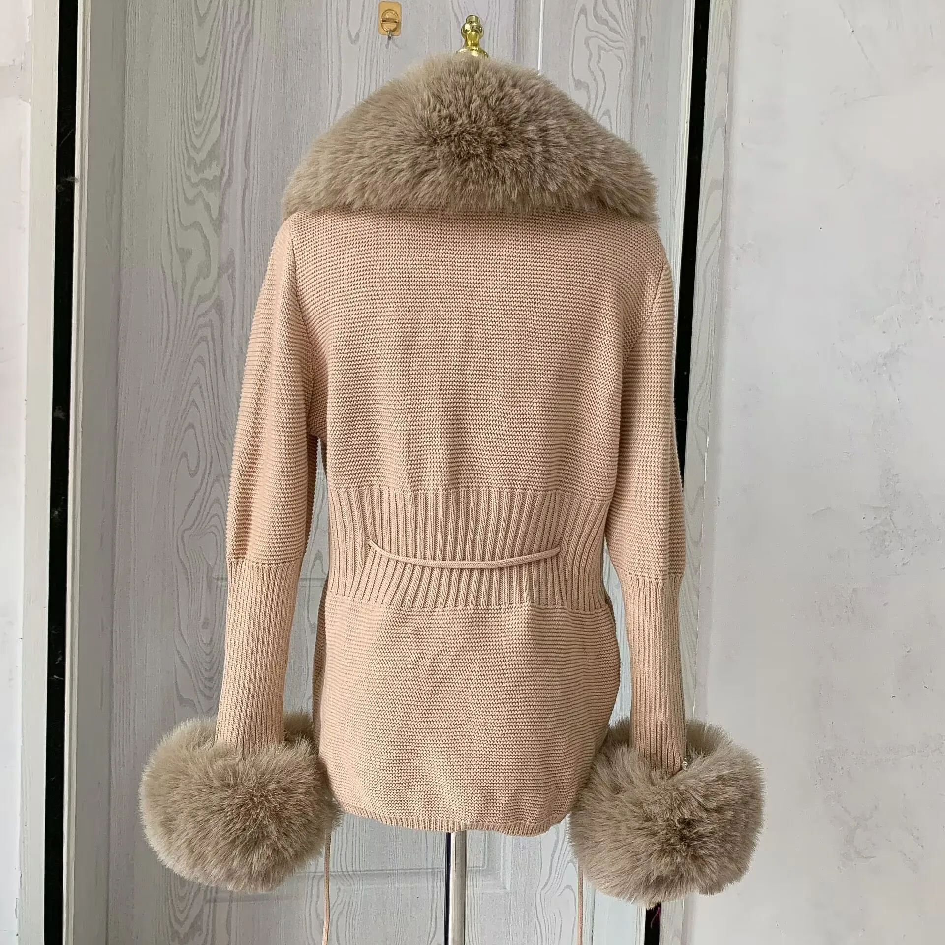 Women Faux Fur Knitted Cardigan with Fox Whole Fur Collar Autumn-Winter Luxury Faux Fox Fur Cardigan Fashion Sexy Artificial Fur