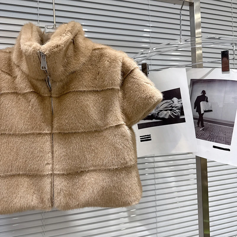 DEAT 2025 Winter New Fashion Faux Fur Short Sleeve Jacket For Women Soft Stand Collars Zipper Versatile Coat Female 11A08005