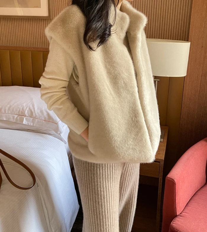 Luxury Faux Fur Vest Korean Fashion Women Winter Fall Design Solid Color High Quality Women Faux Fur Coats Sleeveless